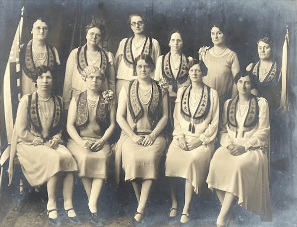 Fotografia histórica de uma Loja Rebekah